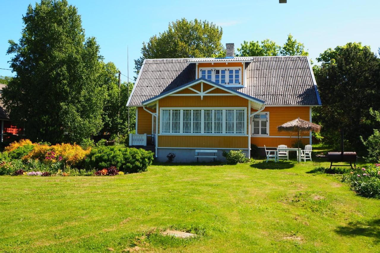 Leesi Puhkemaja Guest House Exterior photo